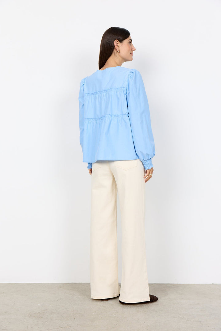 Moderne Damen Bluse: Rundhals, lange Ärmel & zarte Rüschen. Eine vielseitige Freizeitbluse oder Alltagsbluse.