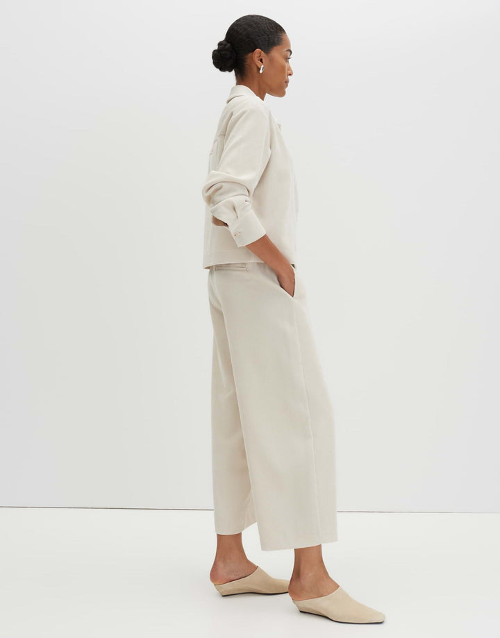 Vielseitige Damenhose, Barrel Fit, O-Silhouette, Mid Waist, Cropped. Ideal als Stadthose oder für die Freizeit.