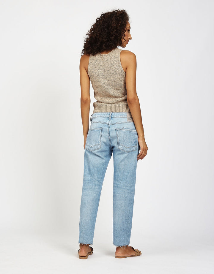 Damen Jeans im Boyfriend-Fit mit coolen Destroyed Effekten. Lässiger Mid-Waist Schnitt für den urbanen Sommer.