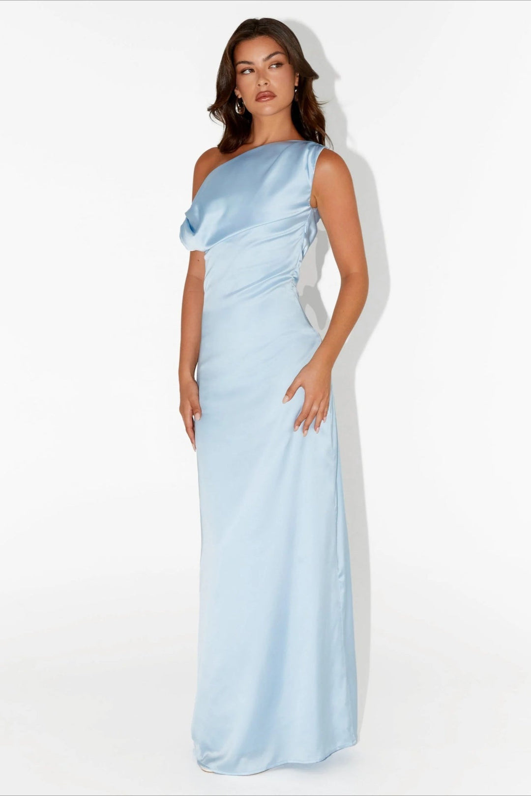 Festliches Abendkleid für Damen, langes Maxikleid mit asymmetrischem Schnitt. Ideal für Hochzeitsgäste.