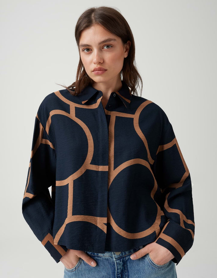 Modische Langarm-Hemdbluse für Damen im LooseFit. Grafikmuster bringt Eleganz für Freizeit und Business Mode.