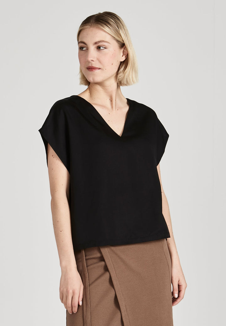Leichtes Damen Blusenshirt mit V-Ausschnitt, ideal als Sommerbluse oder vielseitiges Kurzarmshirt für den Alltag.