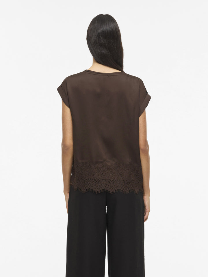 Modische Damenbluse mit Kurzarm, Rundhals und zarter Spitze, ideal für bequemen Casual Chic.