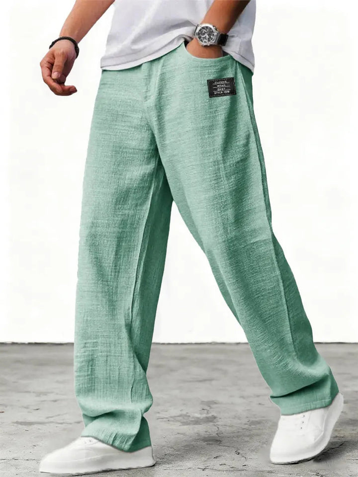 Vielseitige Herrenhose mit weitem Bein. Bequeme Freizeithose mit Kordelzug, locker & praktisch für Sport & Freizeit.