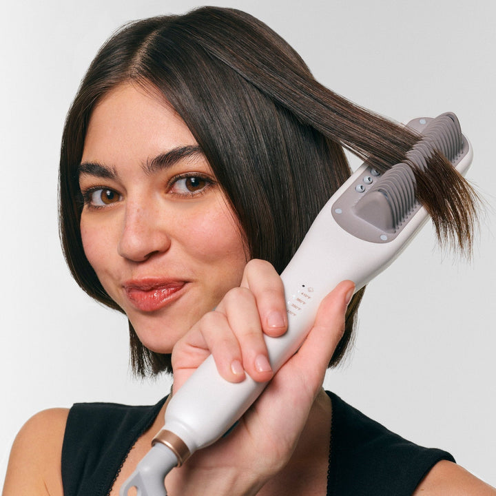 Innovative Dampf-Glättungsbürste mit Keramik-Technologie für schonendes Styling & Glanz. Haarpflege.