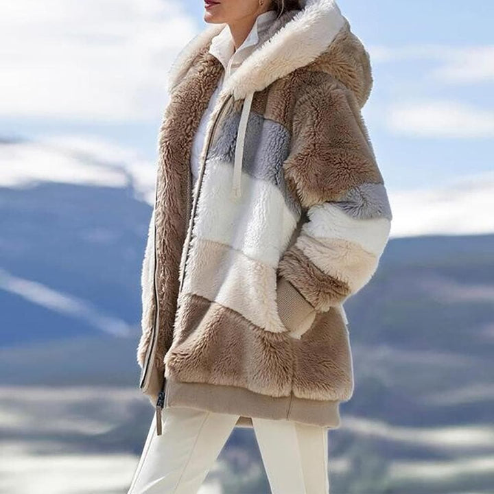 Warme Damen Kapuzenjacke im Kontrastdesign, locker geschnitten für Komfort in der Wintermode.