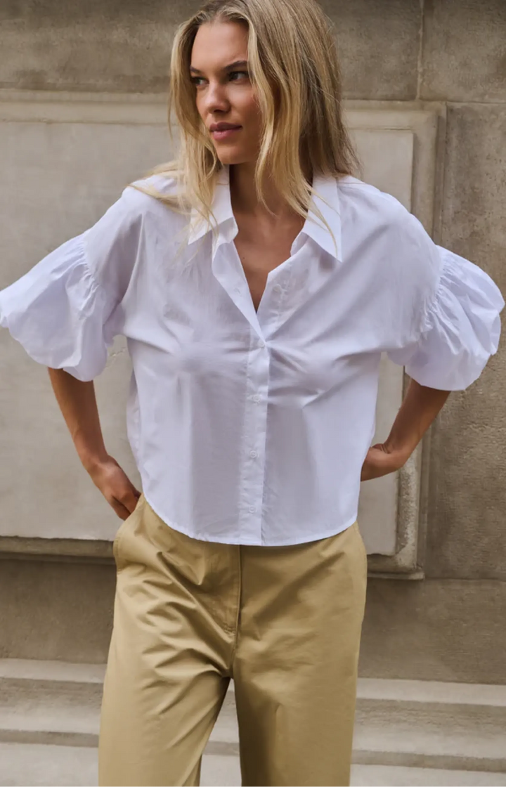 Elegante Damen Oversize-Bluse mit auffälligen Ballonärmeln und Knopfleiste, vielseitig kombinierbar.