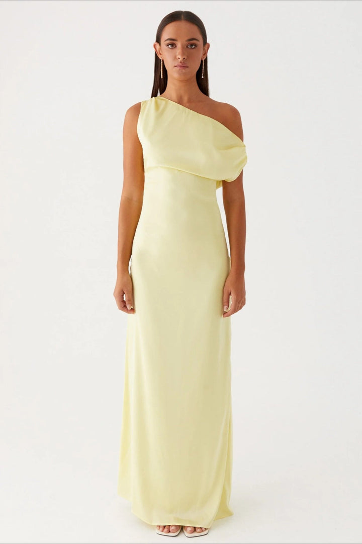Model trägt fließendes Damen Maxikleid, perfekte elegante Abendmode für Gala und Hochzeit.