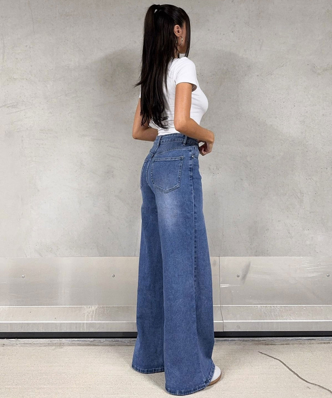 Dunkelblaue Damen Wide Leg Jeans, weites Bein. Ideal für trendige Freizeitmode & Komfort. Moderner Denim Casual Look.
