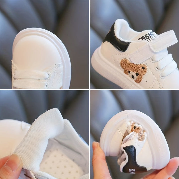 Weiche Kinderschuhe mit praktischem Klettverschluss, leicht anzuziehen, ideal für erste Schritte.