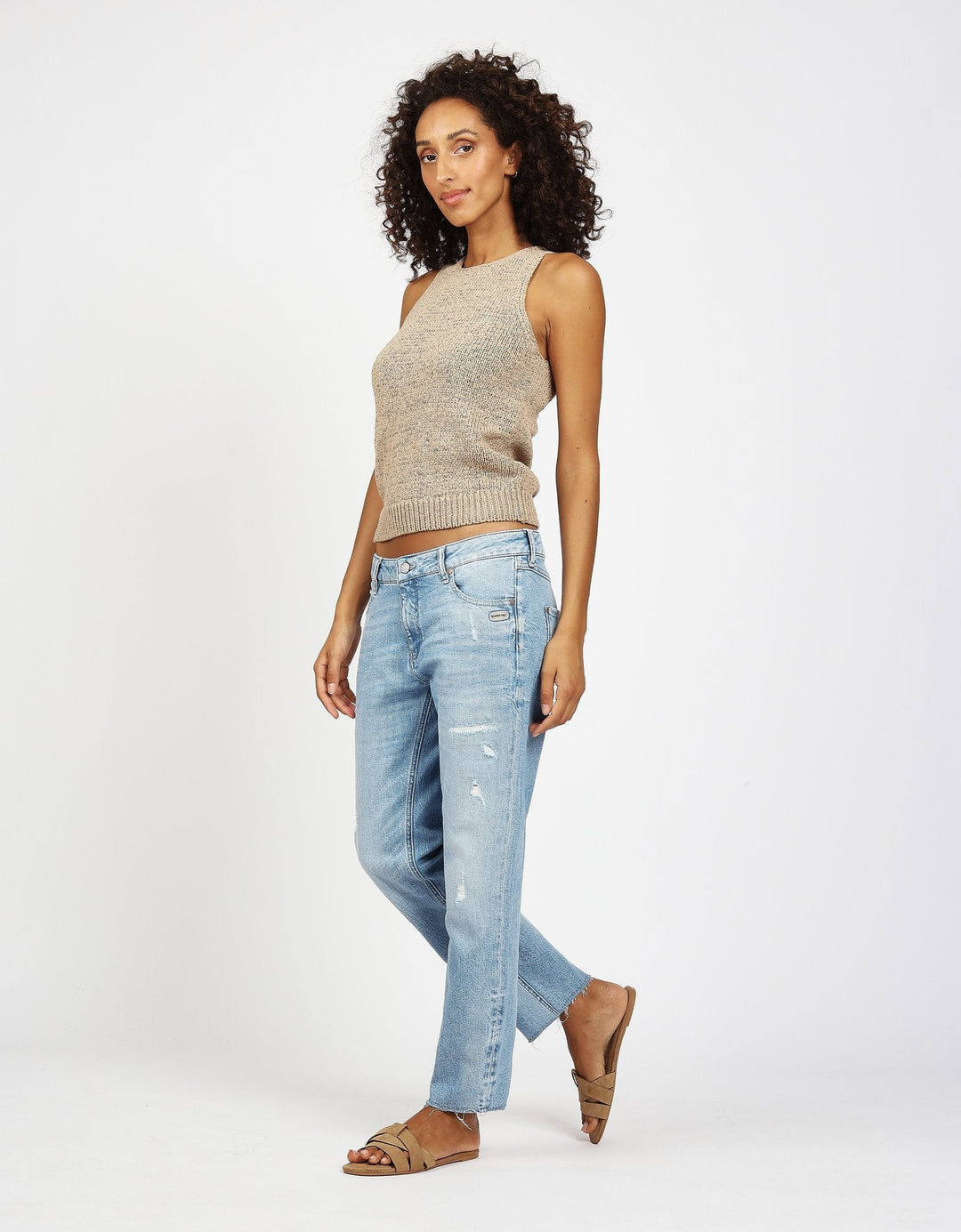 Trendige Damen Boyfriend Jeans mit stylishem Destroyed Look. Mid-Waist für lässigen Freizeit-Style.