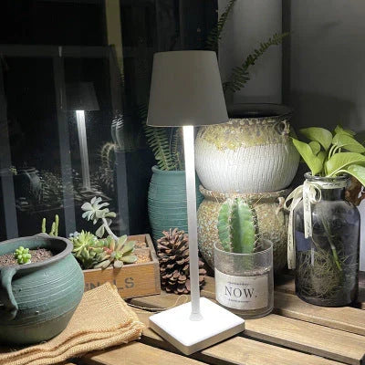 Dimmbare, tragbare LED Tischlampe mit Akku. Kabellose Ambiente-Beleuchtung für flexible Wohnraumgestaltung.
