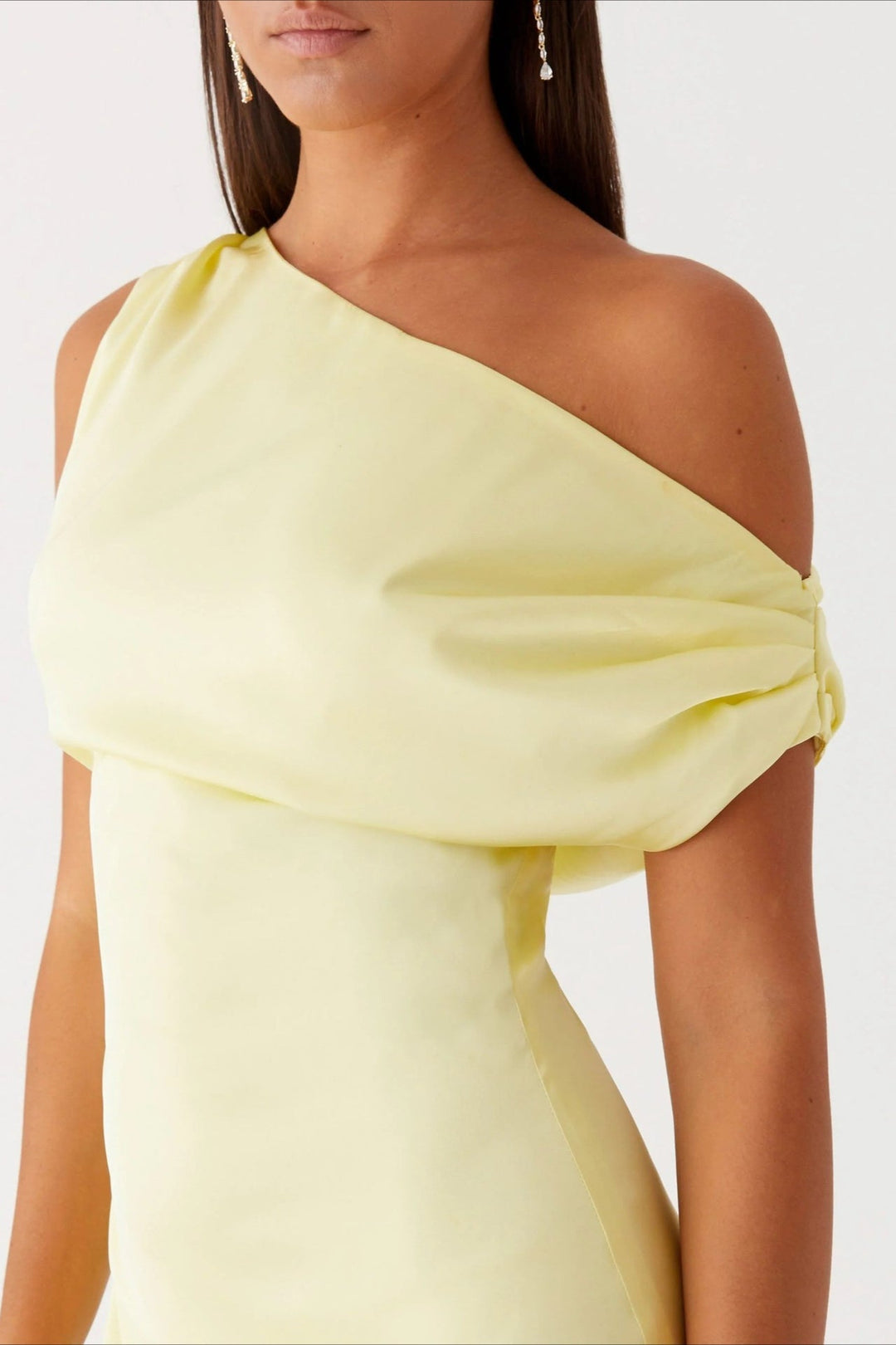 Rückenansicht des eleganten Damen Abendkleides mit fließender Silhouette; ideal für den roten Teppich.