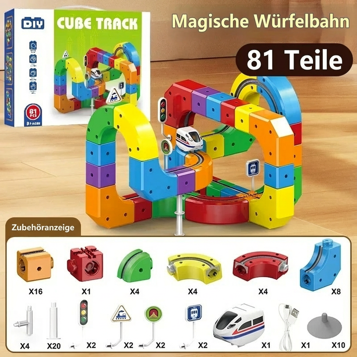 Kind spielt mit flexibler Magischer Würfel Schienen Bahn, beobachtet rollende Würfel auf selbstgebauter Strecke.