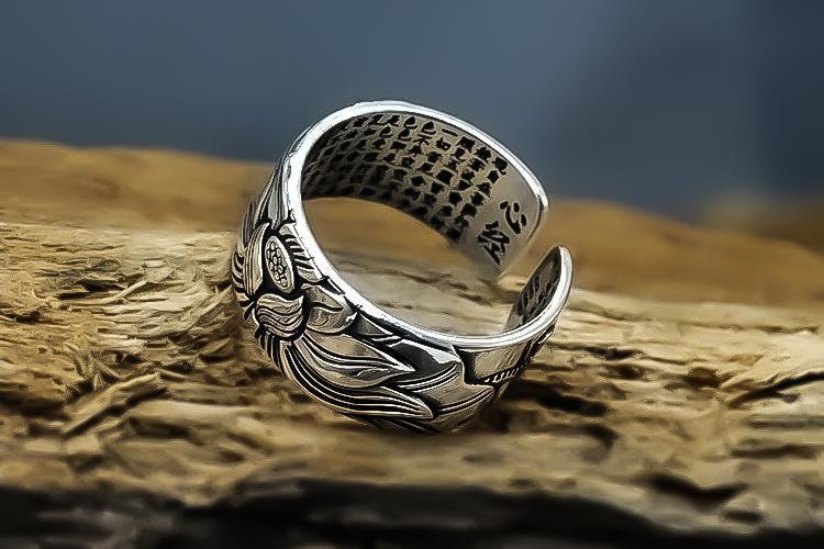 Verstellbarer 925 Sterlingsilber Lotus-Sutra-Ring, filigran graviert, eleganter Unisex Meditations- und Glücksbringer.