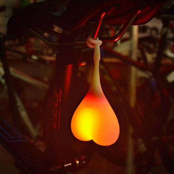 Leuchtstarkes Fahrrad Rücklicht in bunten Farben, LED-Beleuchtung für optimale Sicherheit beim Radfahren in der Nacht.