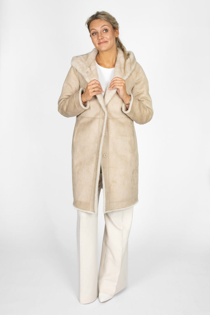 Modischer Damen Wendeparka mit Kapuze, ideal für Damenmode im Winter. Schützt vor Kälte im Alltag.