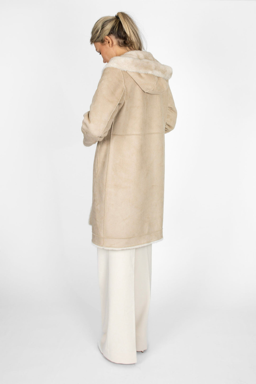 Eleganter Damen-Kapuzenparka, warm gefüttert und wendbar. Perfekter Begleiter für Winter und kühle Übergangstage.