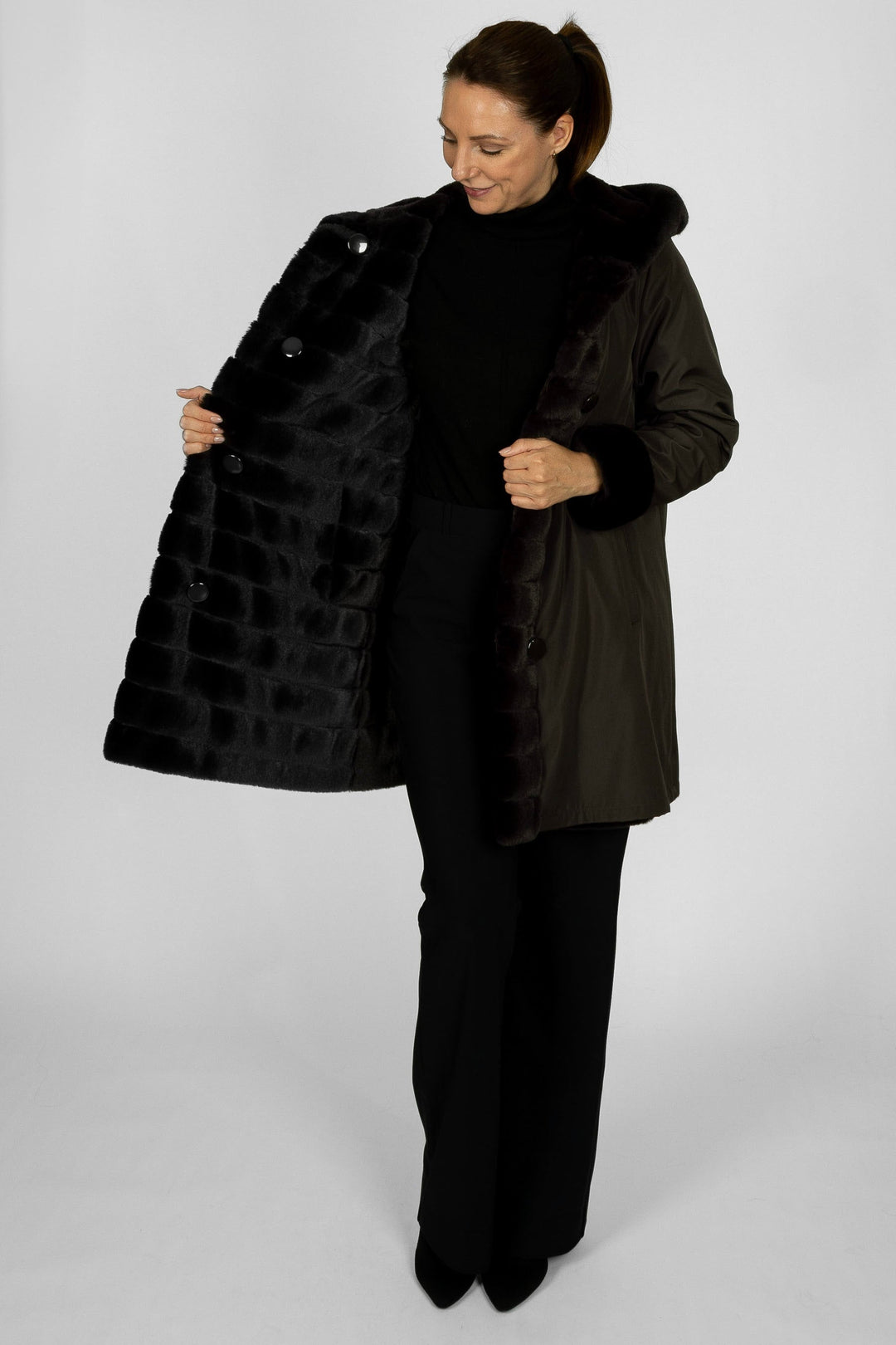 Eleganter dunkelbrauner Damen-Kurzmantel mit Kapuze und A-Linie, wendbar für zwei stilvolle Looks.