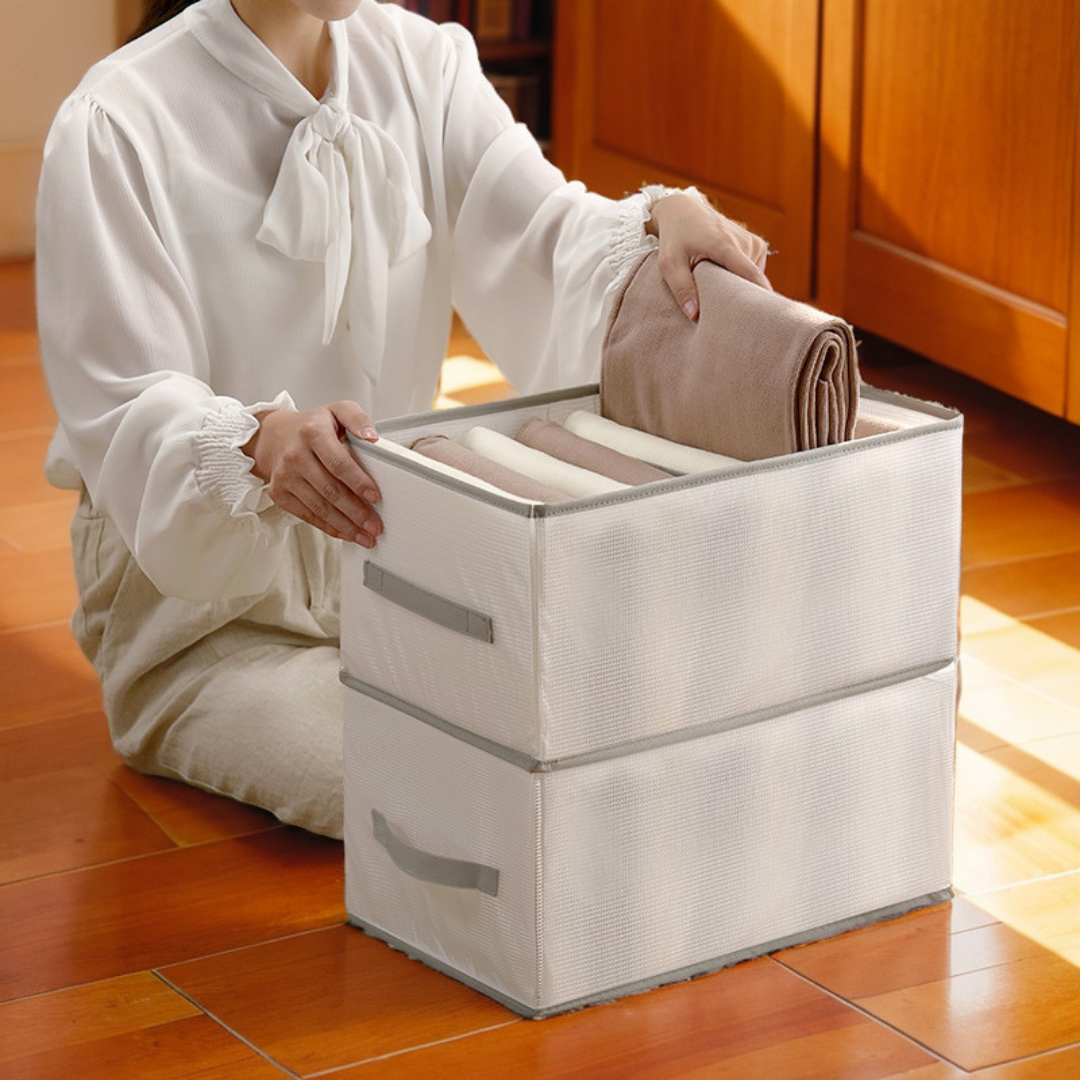 Faltbare Kleiderbox mit Fächern für platzsparende Kleiderorganisation im Schrank, ideal als Schubladenorganizer.