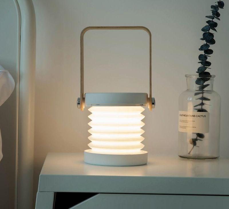 Faltbare LED-Campinglampe (Grau/Weiß), kompakt für Reisen & Outdoor-Aktivitäten. Robust und USB aufladbar.