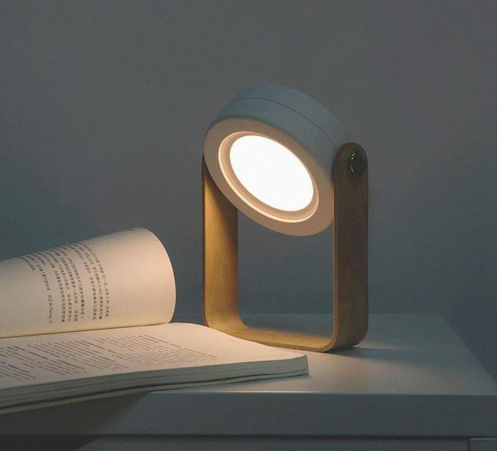 Tragbare LED-Laterne (Grau/Weiß) entfaltet, spendet blendfreies Licht für Camping, Lesen & Garten.