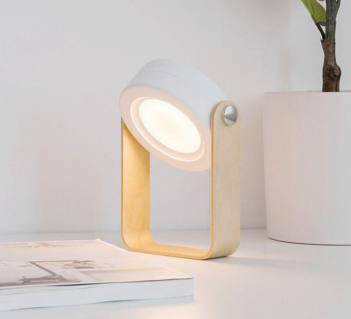 LED-Akkulampe (Grau/Weiß) beleuchtet Zelt beim Camping. Robuste Outdoor Lampe, perfekt für Abenteuer.
