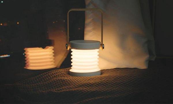 Tragbare Campinglampe (Grau/Weiß) mit praktischem Griff, leicht zu transportieren für Outdoor-Aktivitäten.