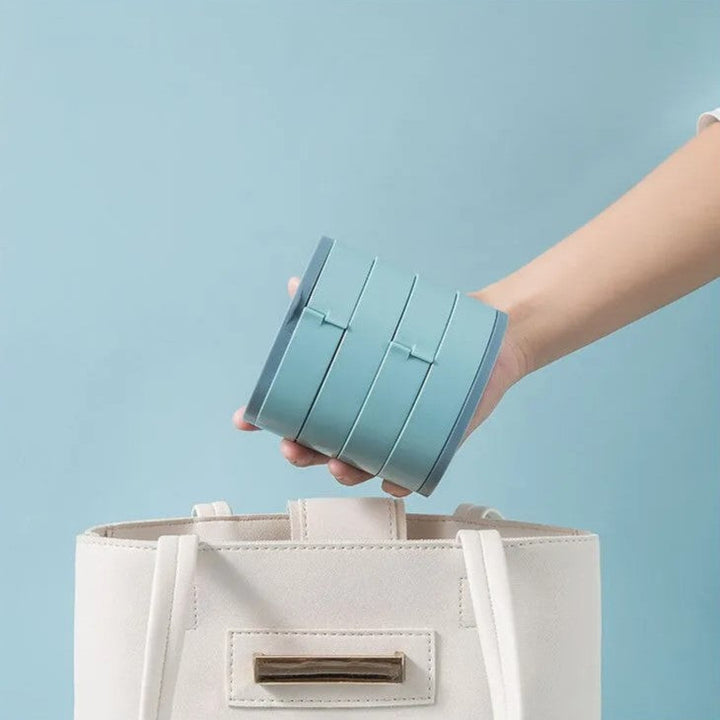 Praktischer drehbarer Schmuck-Organizer mit Fächern für übersichtliche Schmuckaufbewahrung.