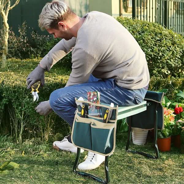 Kompakter, faltbarer Gartenkniehocker und Sitz aus Stahl für einfache Lagerung und Transport; praktisches Gartenzubehör.