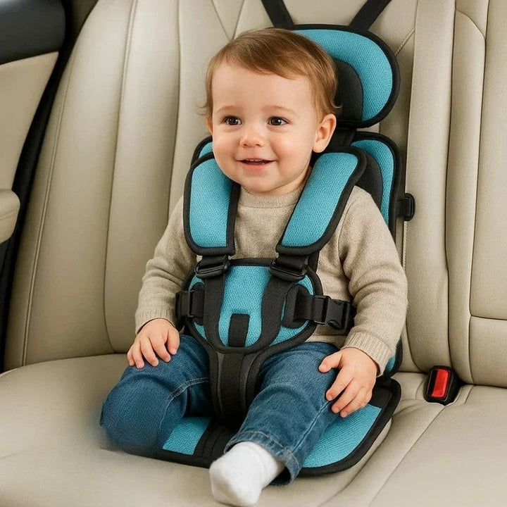 Faltbarer Kinder Reisesitz mit 5-Punkt-Gurt für sichere und komfortable Autofahrten.