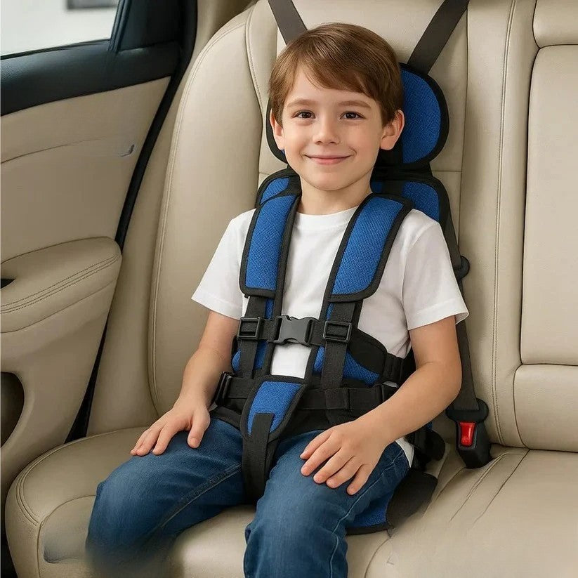Komfortabler faltbarer Kindersitz mit 5-Punkt-Gurt, der Sicherheit im Auto priorisiert.