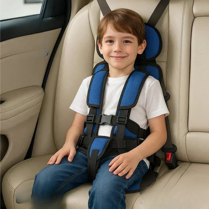Komfortabler faltbarer Kindersitz mit 5-Punkt-Gurt, der Sicherheit im Auto priorisiert.
