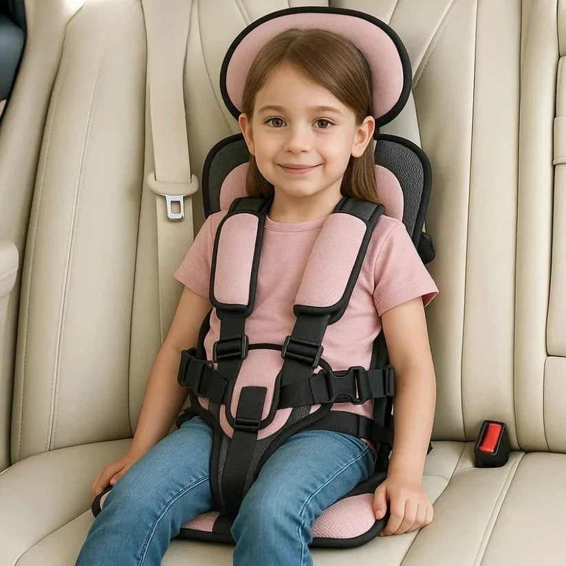 Faltbarer Baby- & Kindersitz mit 5-Punkt-Gurt, sorgt für sicheren Transport im Fahrzeug.