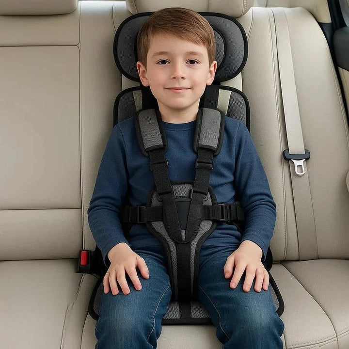 Praktischer faltbarer Kindersitz mit 5-Punkt-Gurt, ein unverzichtbares Autozubehör.