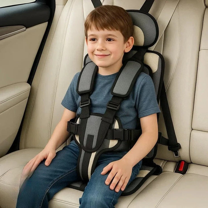 Ergonomischer faltbarer Reisesitz für Kinder, mit sicherer 5-Punkt-Gurtfixierung.