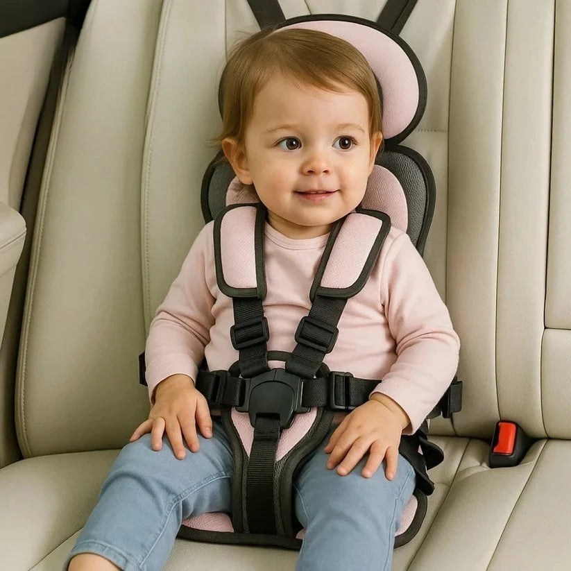 Reise-Kindersitz mit 5-Punkt-Gurt, platzsparend faltbar für jeden Ausflug im Auto.