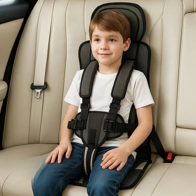 Faltbarer Autositz für Kinder, sicher dank 5-Punkt-Gurtsystem, perfekt für Familienreisen.