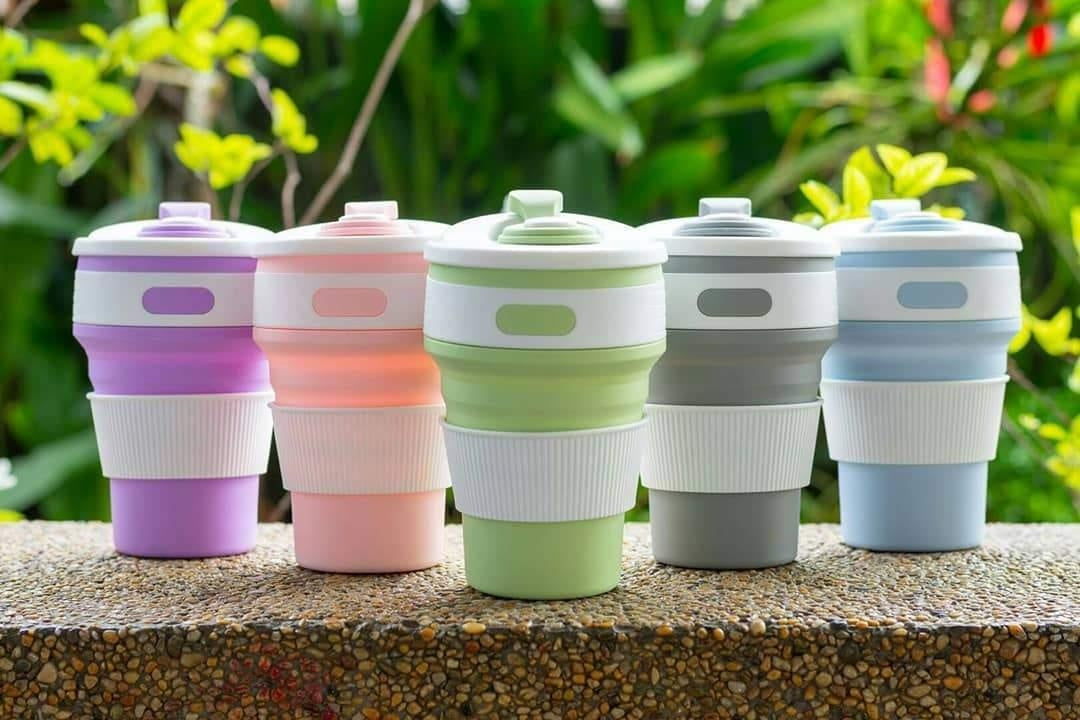 Kompakter faltbarer Silikonbecher für Kaffee & Tee, perfekt für unterwegs. Tragbar, wiederverwendbar & BPA-frei.