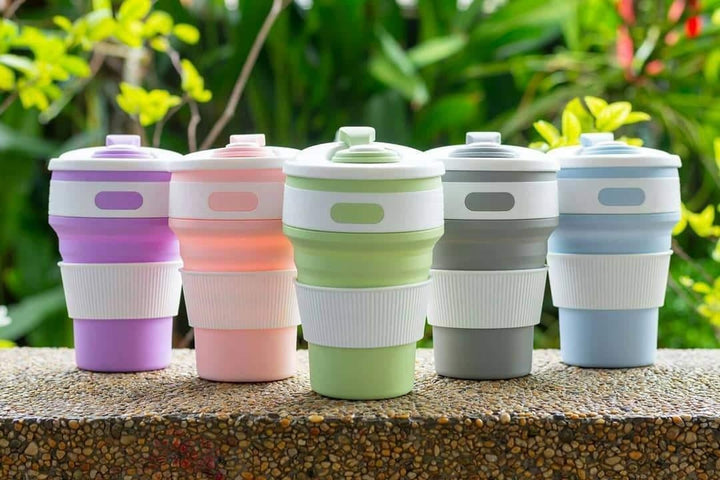 Kompakter faltbarer Silikonbecher für Kaffee & Tee, perfekt für unterwegs. Tragbar, wiederverwendbar & BPA-frei.