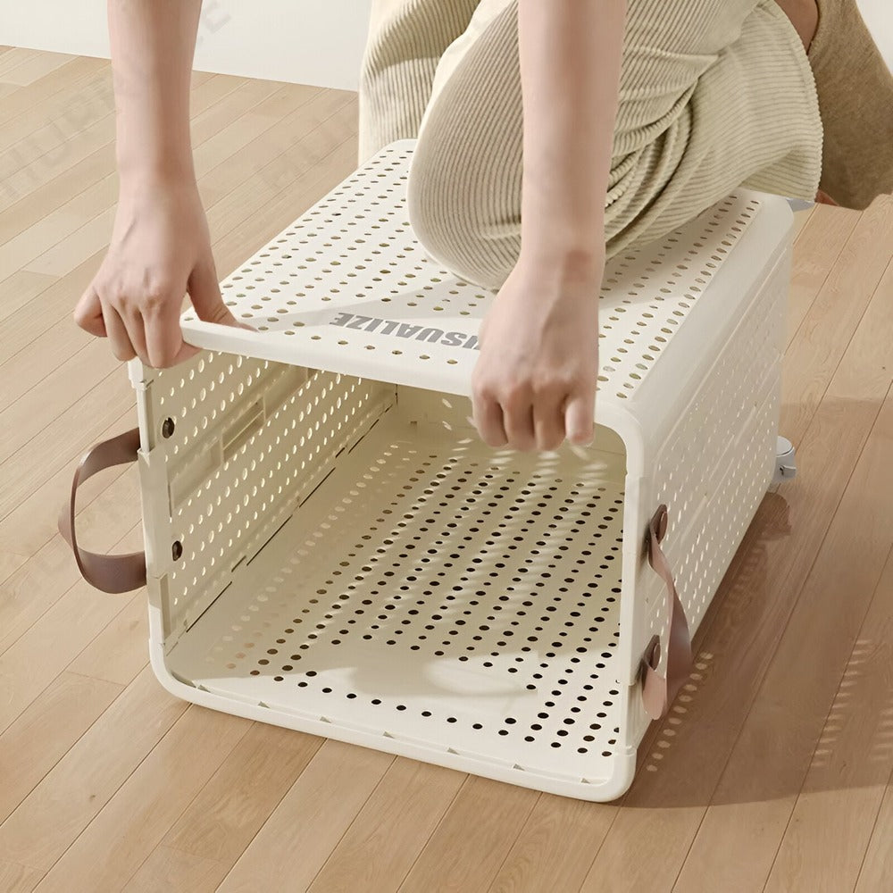 Zusammengeklappter, grauer Wäschekorb auf Rollen. Extrem platzsparend für kleine Wohnungen und Bäder.