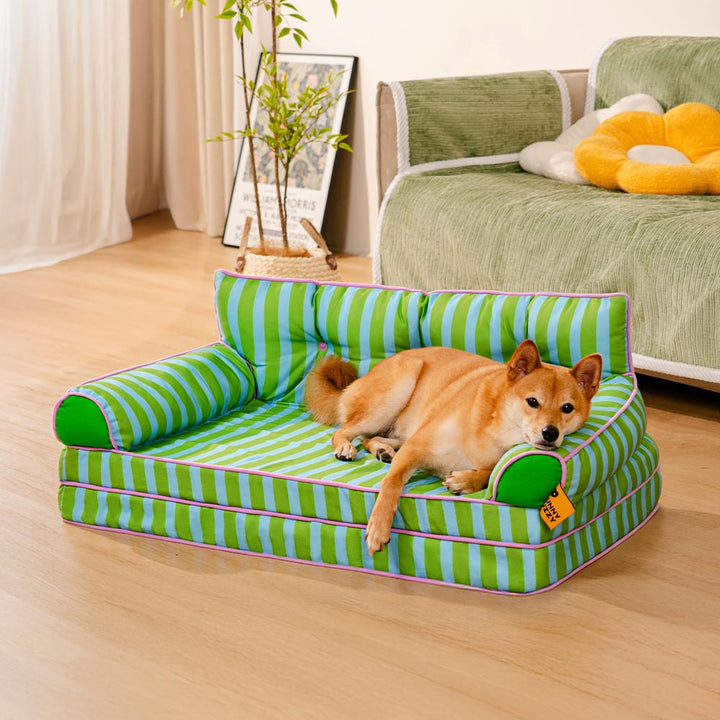 Das faltbare Hundebett mit Streifen, wasserabweisend, als gemütlicher Rückzugsort für den Hund.