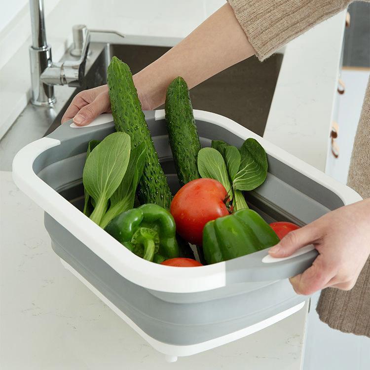 Platzsparendes Küchenhelfer: Kompaktes Spülbecken und Schneidebrett, perfekt für kleine Küchen oder Campingausflüge.
