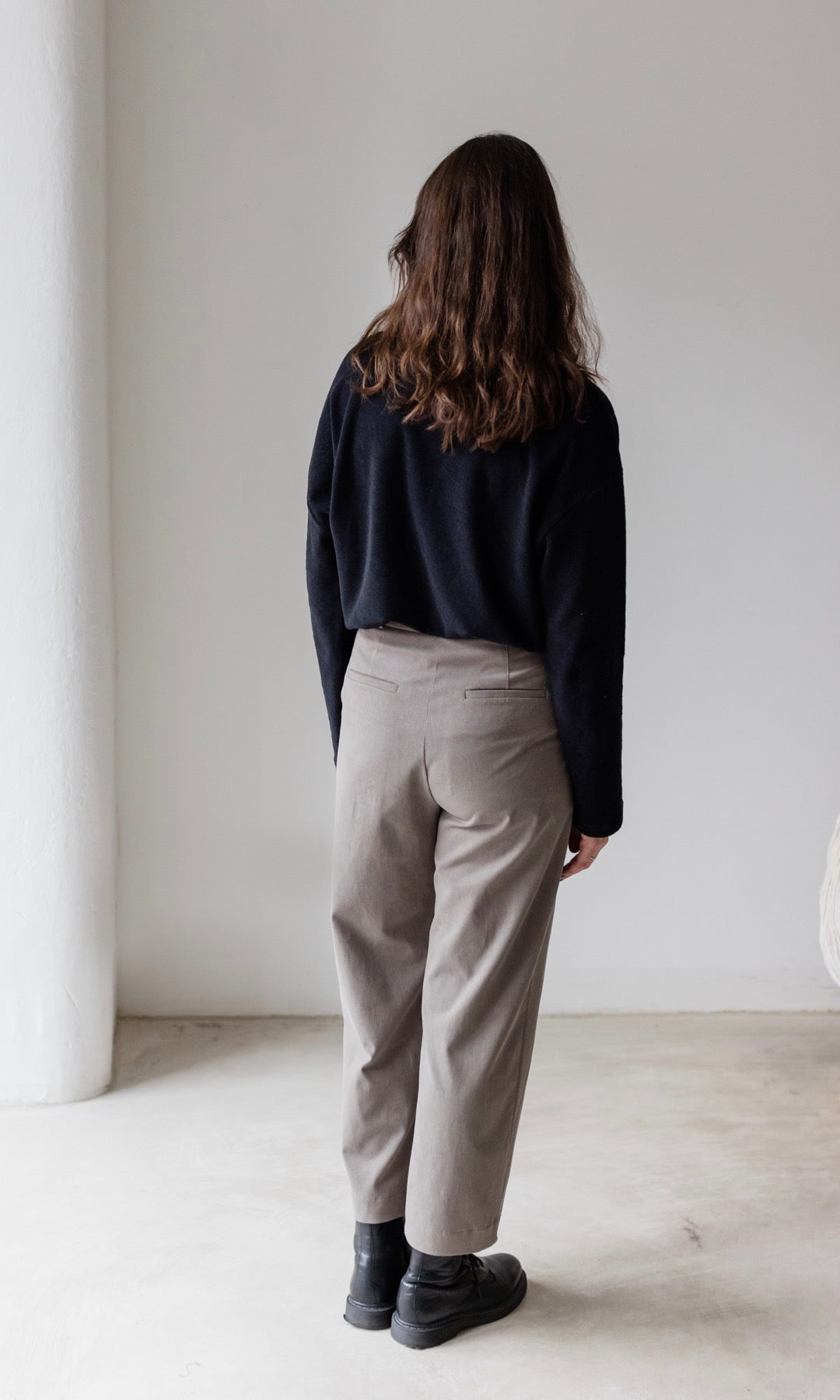 Feminine Bundfaltenhose für Damen, pflegeleicht und vielseitig, Mélange-Stoff, moderner Schnitt.