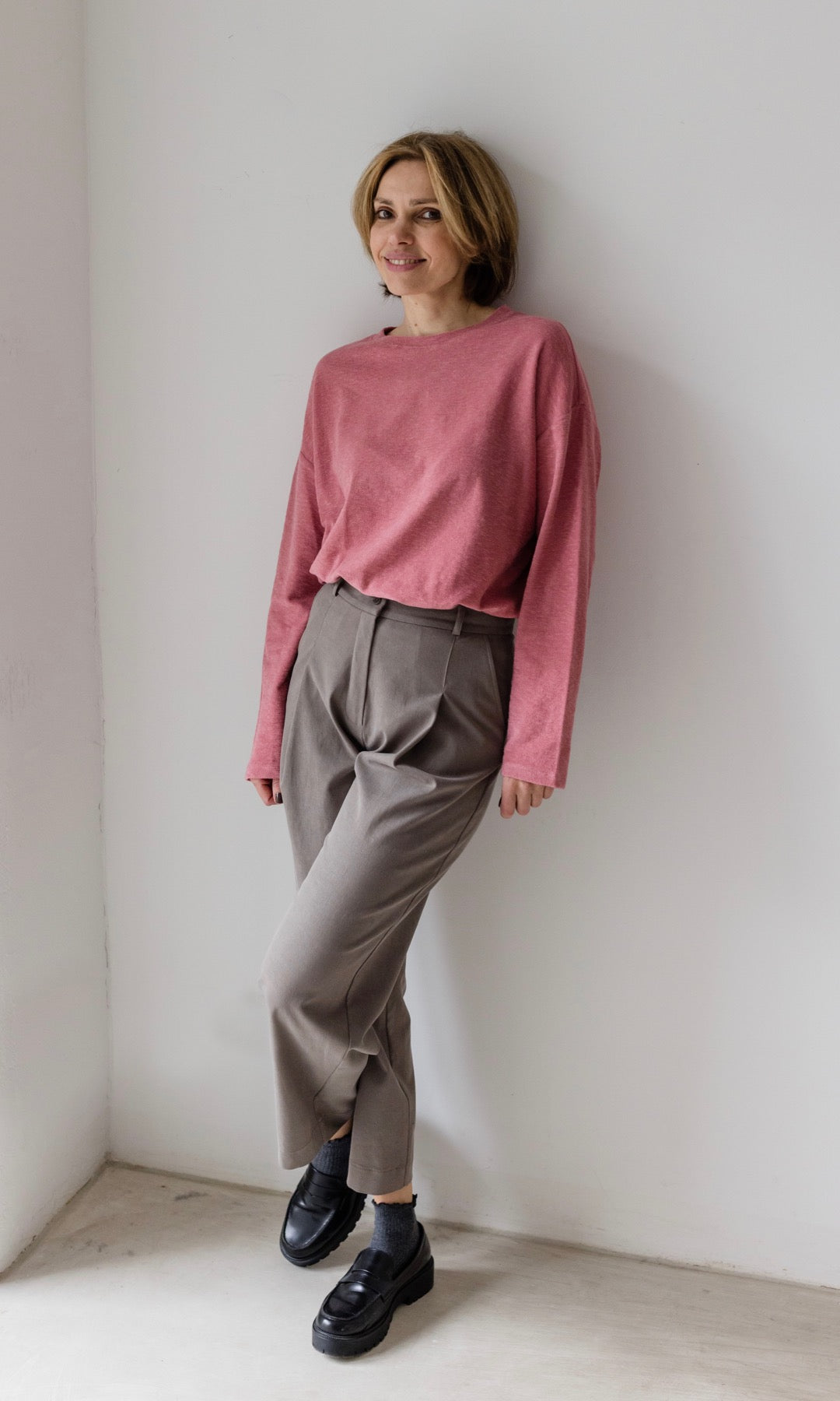 Stilvolle Damen Bundfaltenhose in Mélange, perfekt kombinierbar für Business, Alltag & besondere Anlässe.