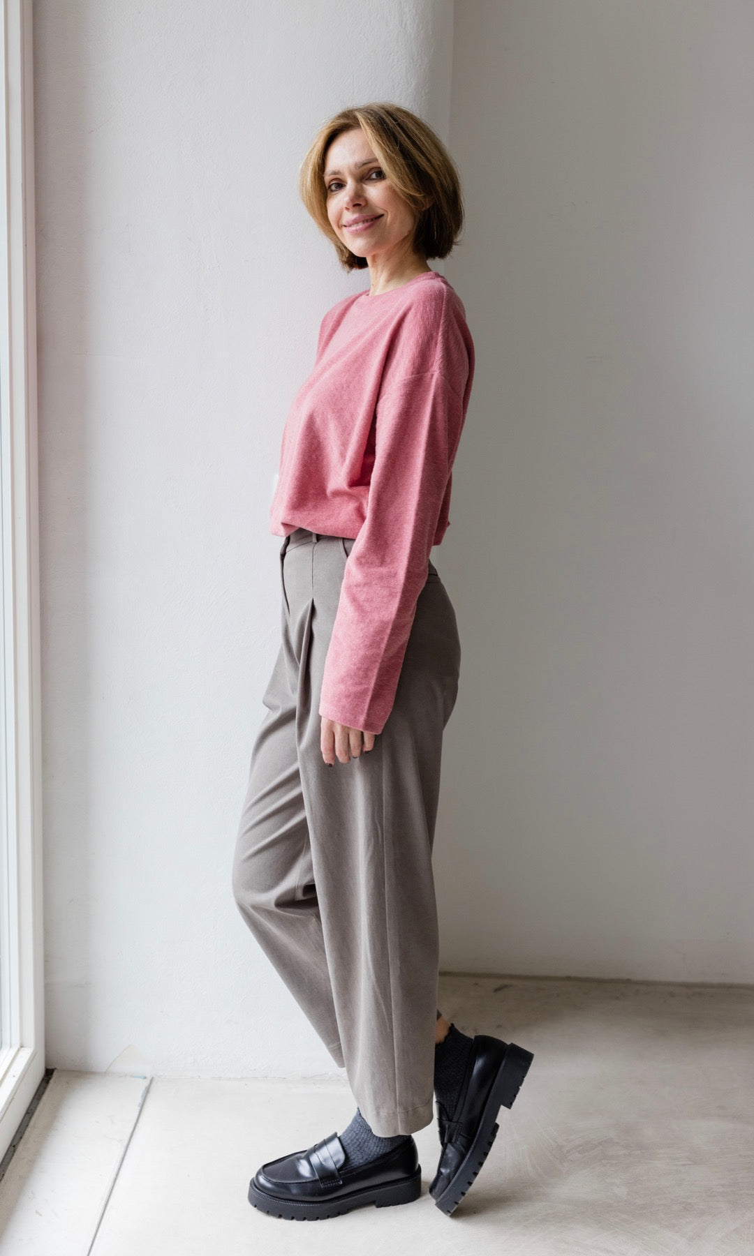 Alltagstaugliche Bundfaltenhose für Damen, klassisch elegant, Mélange-Optik, hoher Komfort.