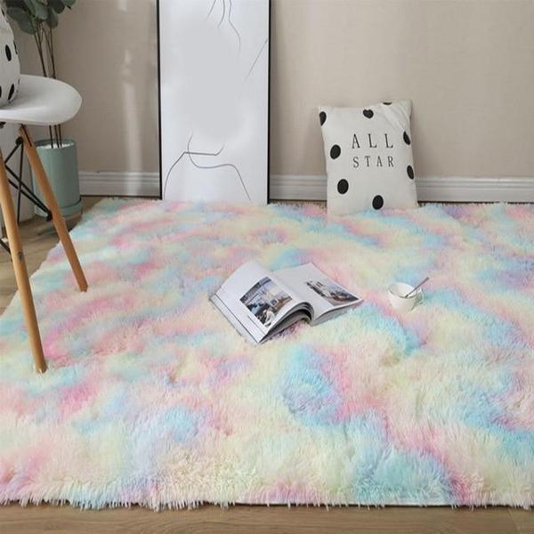 Flauschiger, bunter Regenbogen-Teppich, weicher Plüsch für Schlafzimmer-Deko, modern & einladend.
