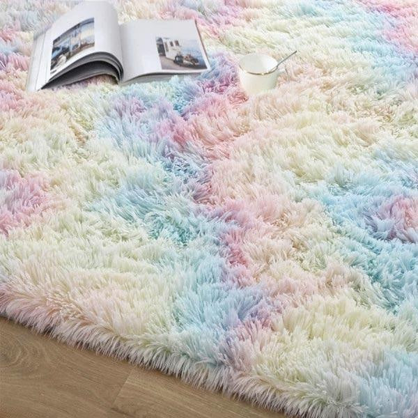 Bunter Regenbogen-Fellteppich, flauschig und weich, eine moderne Deko für jedes Zimmer.