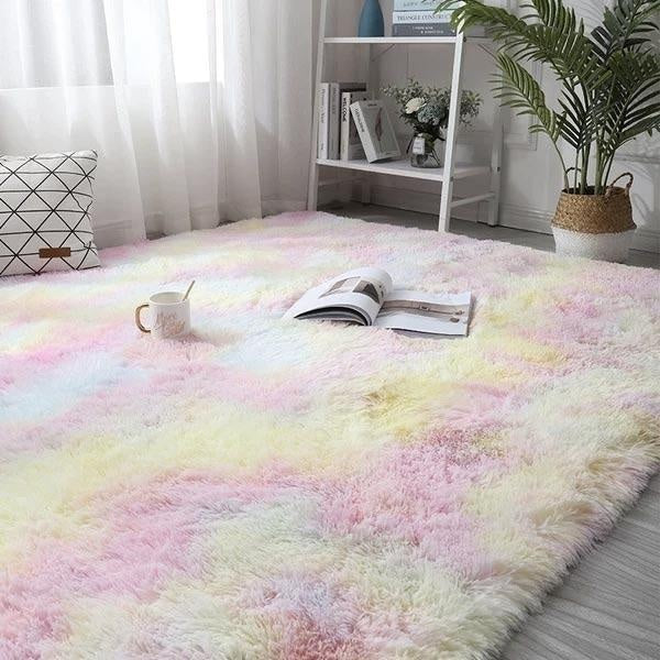 Rutschfester Plüschteppich im Regenbogen-Design, bunt und gemütlich, ideal für Kinder und Babys.