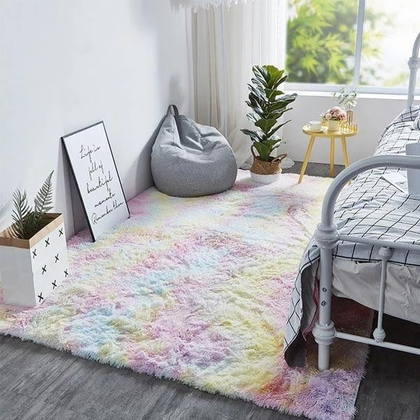 Flauschiger Plüschteppich Regenbogen, weicher Kunstfell-Teppich, modern & farbenfroh für Zuhause.
